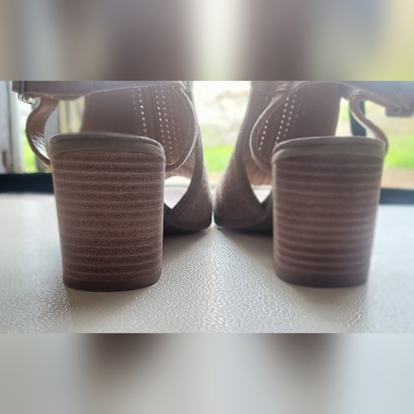 Franco Sarto Harlet 2 Suede Perforated Block Peep Toe Sandals Wms 8M - Picture 11 of 11